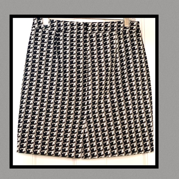 Banana Republic Black and Grey Houndstooth pencil Skirt - Picture 3 of 4